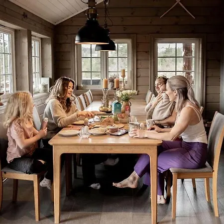 Spacious Mountain Lodge Stryn 别墅 *