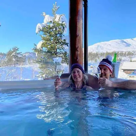 Spacious Mountain Lodge Stryn 别墅