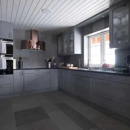 Spacious Mountain Lodge Stryn