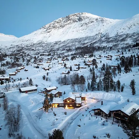 Spacious Mountain Lodge Stryn