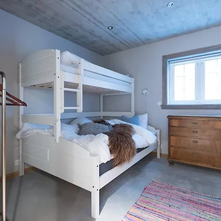 Spacious Mountain For 16 Guests Stryn