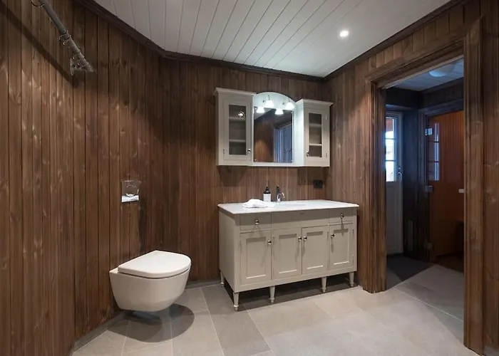 Spacious Mountain For 16 Guests * Stryn