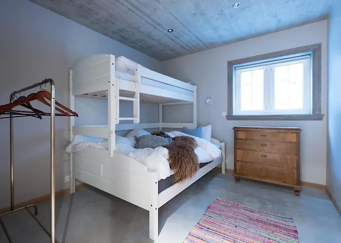 Spacious Mountain For 16 Guests * Stryn