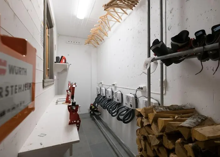 Spacious Mountain For 16 Guests * Stryn